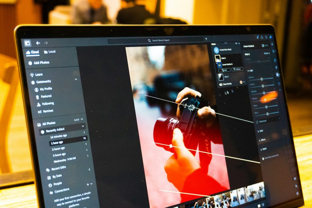 PNG ou JPG na edição de fotos em notebook com software de edição aberto